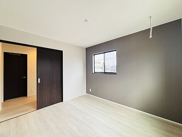 大きな開口部から明るい光が差し込む、日中の室内の明るさがこの部屋の魅力です。