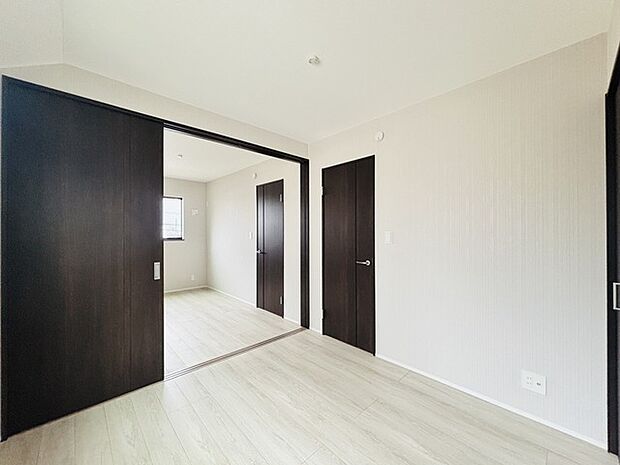 ご家族様の成長に合わせて、仕切りをつけれる洋室です。