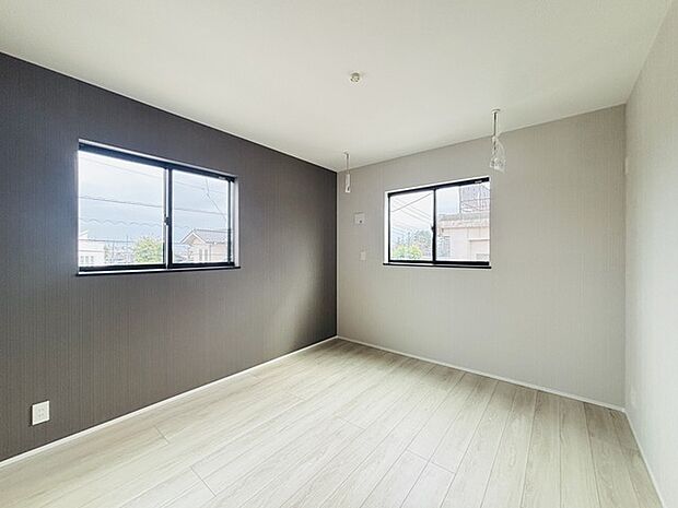 アクセントクロスを使用したオシャレな洋室。窓からそそぐ陽の光が眩しいベッドルームは、朝の目覚めが心地良く迎えられそうです。