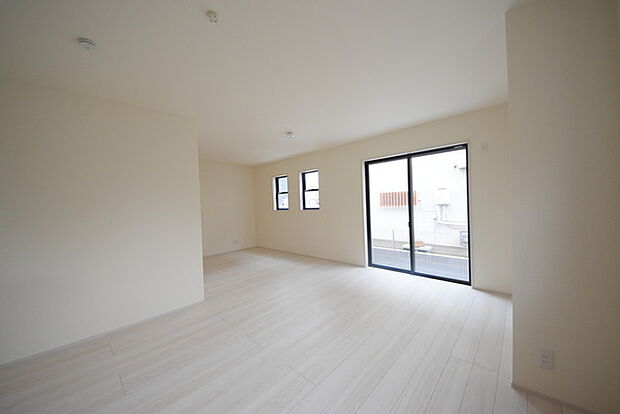 大きな開口部から明るい光が差し込むリビング。日中の室内の明るさがこの部屋の魅力です。