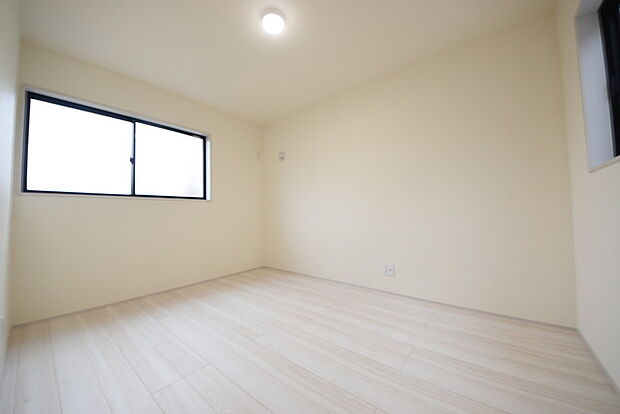 今からここを誰のお部屋にしようか、そんな洋室。大きさは6.0帖です。