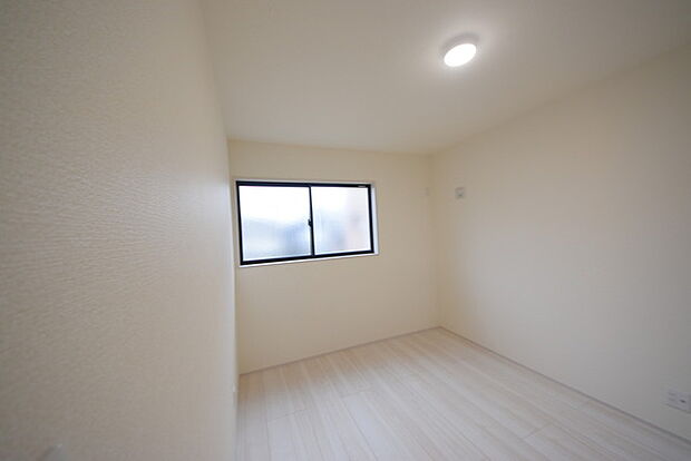 今からここを誰のお部屋にしようか、そんな洋室。大きさは6.0帖です。