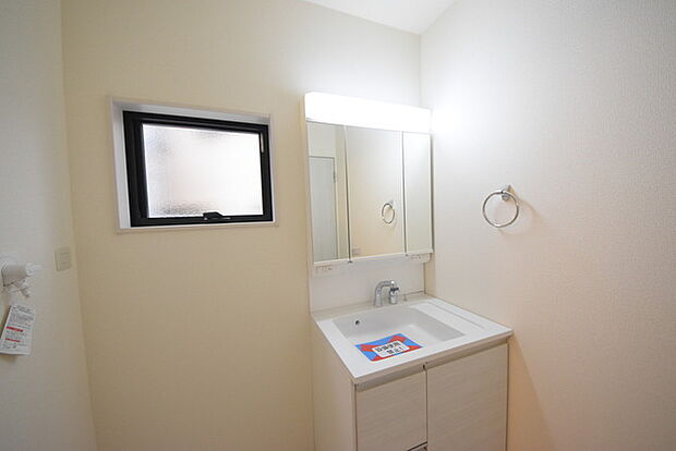 お出かけ前の身だしなみに一歩差がつく三面鏡。ミラー裏にはたっぷり収納もございます。