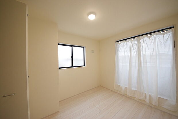 今からここを誰のお部屋にしようか、そんな洋室。大きさは5.0帖です。
