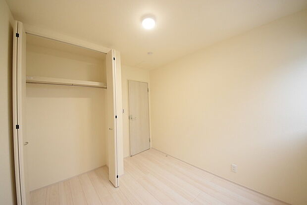 今からここを誰のお部屋にしようか、そんな洋室。大きさは4.7帖です。