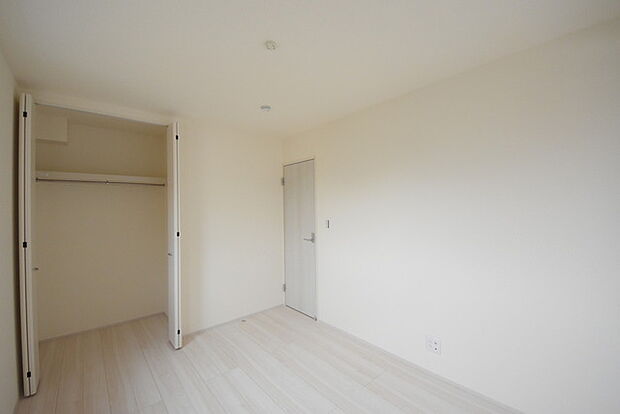 今からここを誰のお部屋にしようか、そんな洋室。大きさは6.0帖です。