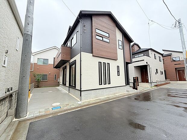 6m幅員の道路に面しておりお車の運転が苦手な方でも安心して出入りいただけます。 