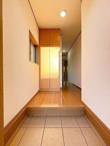 玄関はおうちの顔とも呼ばれる重要な場所！明るくスッキリと見える空間で住まう人を見送り、出迎えてくれます。
