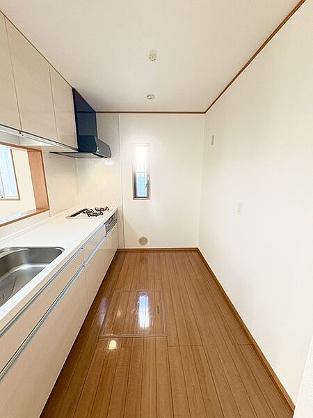 明るい光が降り注ぐ窓があるキッチンはお料理を作る時の気持ちもいつもより明るくなります。近くに窓があるので換気もしやすいですね。