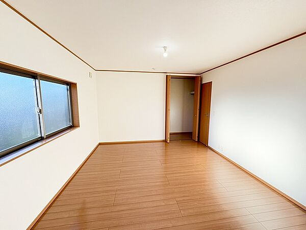 大きな開口部から明るい光が差し込む、日中の室内の明るさがこの部屋の魅力です。