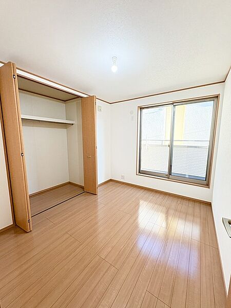 衣類の整理整頓に嬉しいクローゼット付きのお部屋。お子様のお部屋としても便利です。