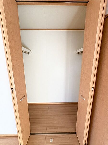 広々収納で、仕事着、普段着をまとめて収納できます。
