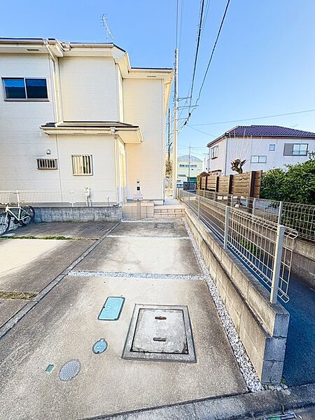 カースペースは1台駐車できます。車庫の出し入れのしやすさなど、実際に現地にてご確認ください。