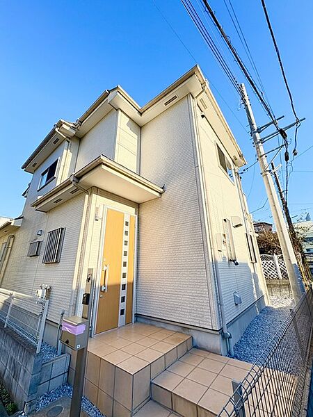 澄んだ青空と建物の調和が、穏やかな時間を育む