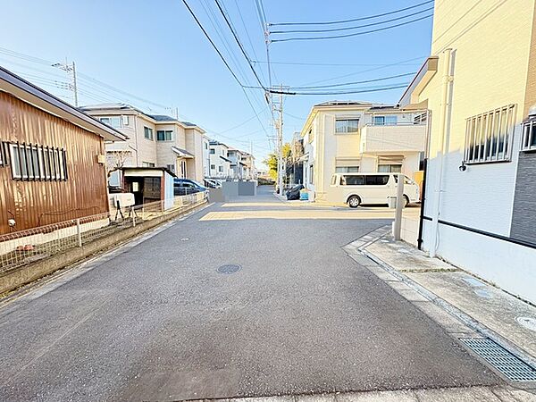 目の前の道路は車通りがなく6ｍあるので駐車もしやすいです。