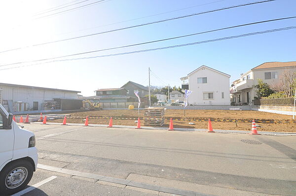 戸建てが立ち並ぶ静かな住宅街。四季折々の移り変わりを感じながら自然と楽しみ、暮らす、そんな毎日を日々の中で感じられる住環境