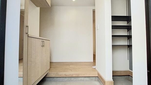 土間収納付きでベビーカーやゴルフバック、お子様のおもちゃもスッキリ収納できます。