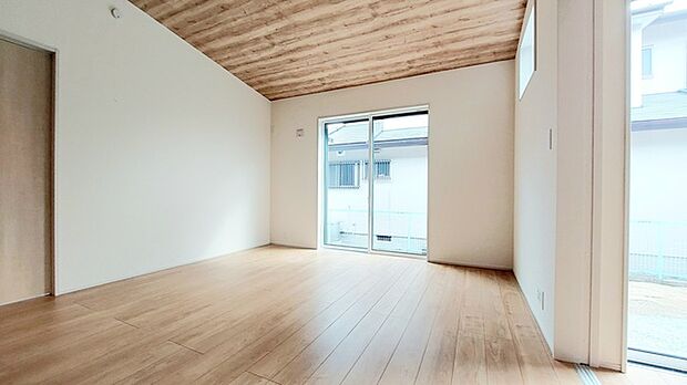 大きな開口部から明るい光が差し込むリビング。日中の室内の明るさがこの部屋の魅力です。