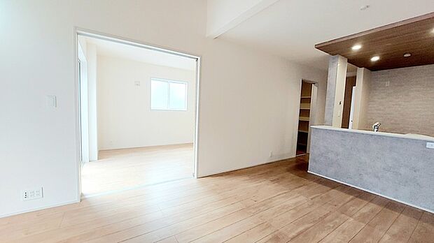 扉を開放するとLDKと洋室を一体利用できる空間!扉を閉めると独立した空間としても活用できます。