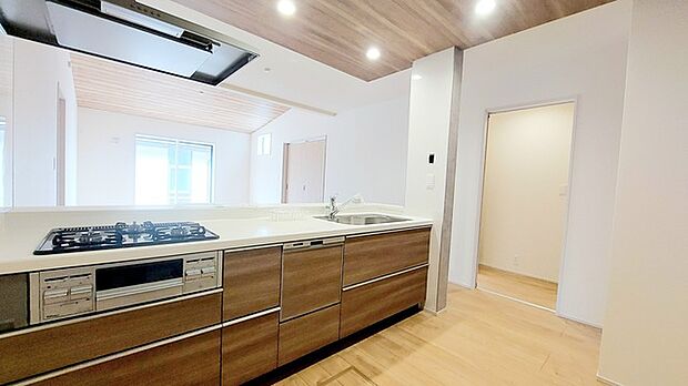 時短に活躍する食器洗浄機や一杯の水も楽しめる浄水器があるシステムキッチン。