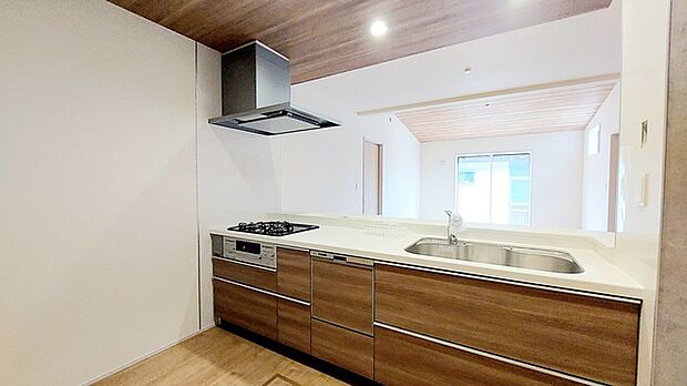 リビングにいる家族の顔が見渡せるカウンターキッチン。お料理もより一層おいしく、楽しく。食器棚を背面に設置しても十分な広さを確保しています。