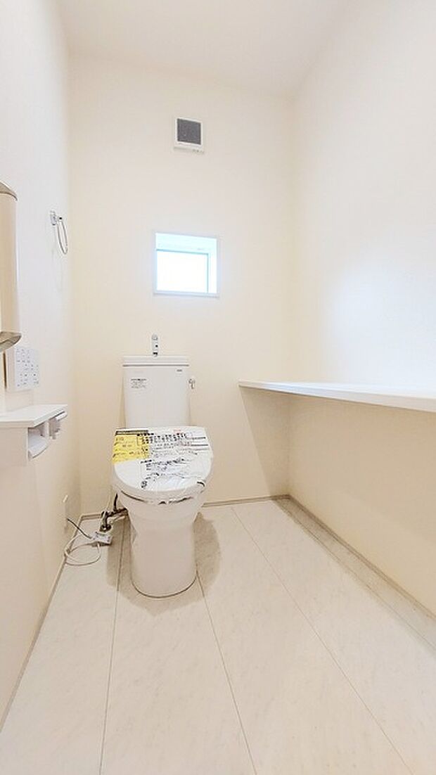 ウォシュレット機能付きのトイレ。収納もあり実用性も兼ね備えた造り。