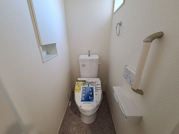 ウォシュレット機能付きのトイレ。換気のしやすい窓付きで、収納もあり実用性も兼ね備えた造り。 