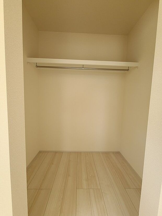 収納で悩む時間をなくしたい。家族の衣服が多くても頼もしいWIC（ウォークインクローゼット） 