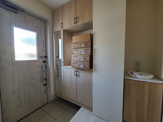 明るく開放的な玄関、靴の脱ぎ履きもしやすく、収納も豊富でご家族皆様の靴をスッキリ収納できます。 