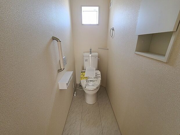 ウォシュレット機能付きのトイレ。換気のしやすい窓付きで、収納もあり実用性も兼ね備えた造り。 