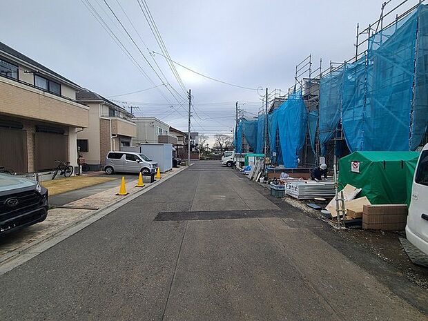 周辺の街並み 戸建てが立ち並ぶ静かな住宅街。四季折々の移り変わりを感じながら自然と楽しみ、暮らす、そんな毎日を日々の中で感じられる住環境 (20m)