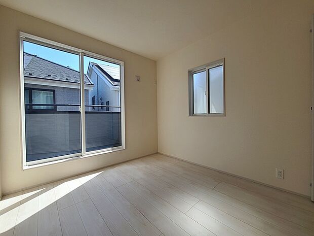 2面採光を確保した明るい室内は、爽やかな風を感じる居心地の良い空間です。 