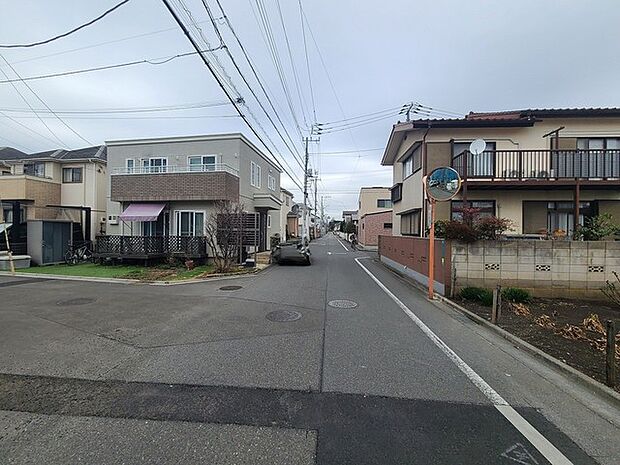 周辺のまちなみ 戸建てが立ち並ぶ静かな住宅街。四季折々の移り変わりを感じながら自然と楽しみ、暮らす、そんな毎日を日々の中で感じられる住環境 (30m)