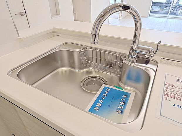 キッチンシンクには、浄水機能付きのタッチレス水栓を装備！ 食器洗いの時など、大変便利にお使いいただけます。