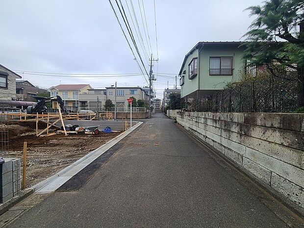 戸建てが立ち並ぶ静かな住宅街。四季折々の移り変わりを感じながら自然と楽しみ、暮らす、そんな毎日を日々の中で感じられる住環境
