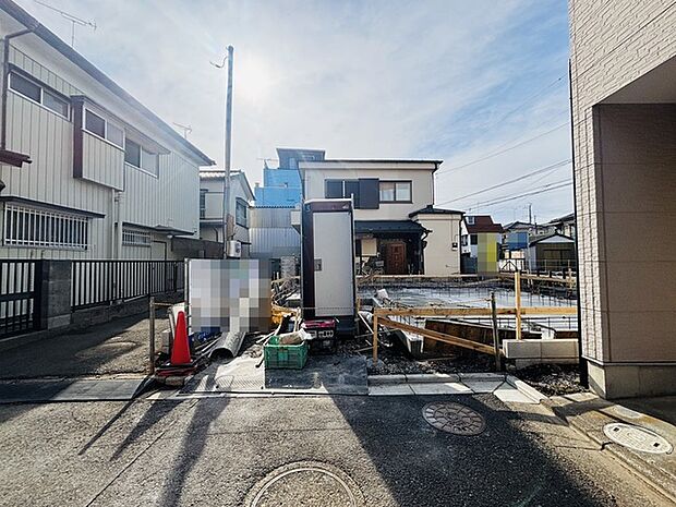 カースペースは1台駐車できます。車庫の出し入れのしやすさなど、実際に現地にてご確認ください。