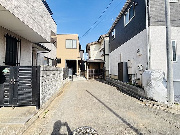 前面道路は通り抜けができないため、交通量が少なく静かな住環境です。