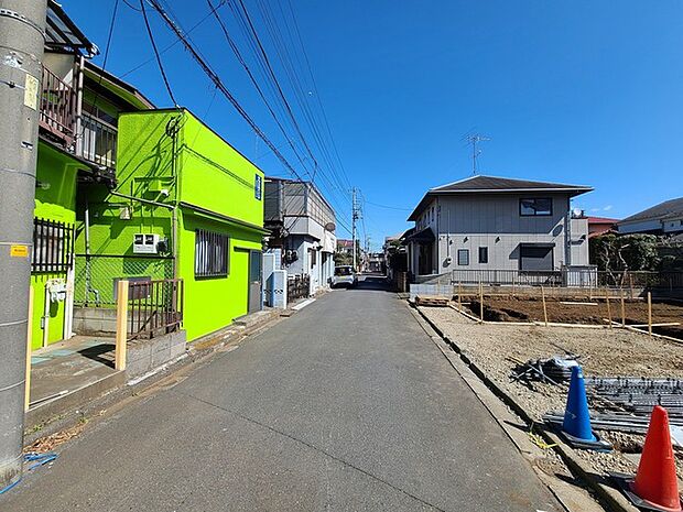 5m幅員の道路に面しておりお車の運転が苦手な方でも安心して出入りいただけます。