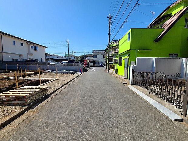 周辺のまちなみ 戸建てが立ち並ぶ静かな住宅街。四季折々の移り変わりを感じながら自然と楽しみ、暮らす、そんな毎日を日々の中で感じられる住環境 (30m)