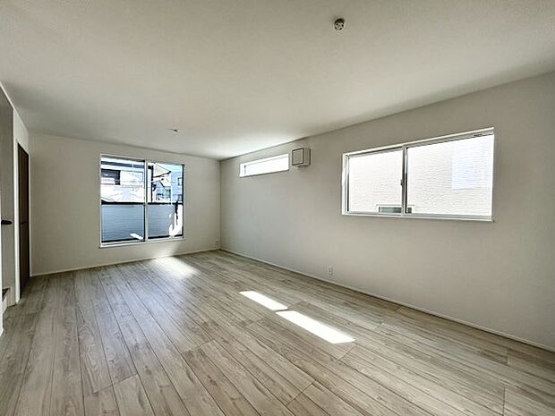 家族や友人、両親、親戚とこれから沢山の時間を紡ぐのだろう。そこを彩るのは窓から見える青い空、心地よい緑。そんなイメージが膨らむリビングスペース。