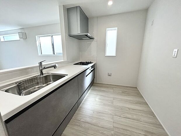 家族団欒のリビング。陽光差し込む食卓には家族の会話とスマイルが溢れます。いつまでもここで食卓を囲みたくなる、そう感じさせてくれるスペース。