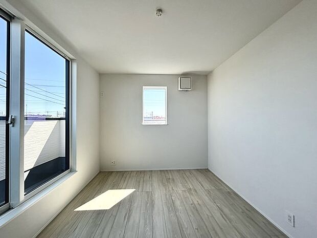 大きな開口部から明るい光が差し込む、日中の室内の明るさがこの部屋の魅力です。