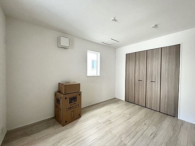 衣類の整理整頓に嬉しいクローゼット付きのお部屋。お子様のお部屋としても便利です。
