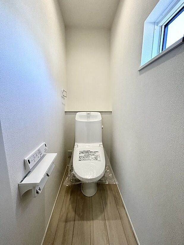 ウォシュレット機能付きのトイレ。換気のしやすい窓付きで、収納もあり実用性も兼ね備えた造り。