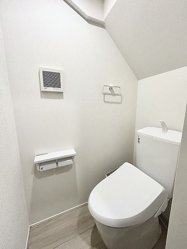 ウォシュレット機能付きのトイレ。収納もあり実用性も兼ね備えた造り。