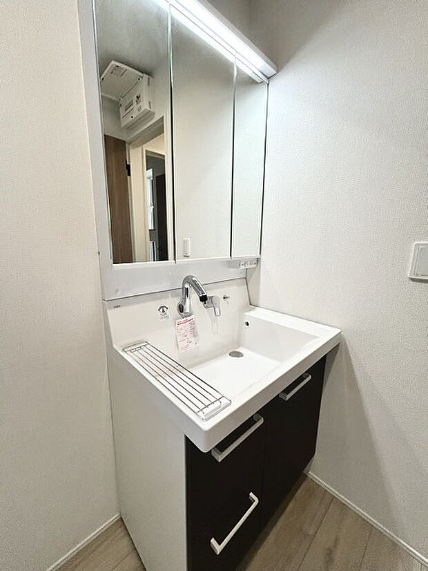 お出かけ前の身だしなみに一歩差がつく三面鏡。ミラー裏にはたっぷり収納もございます。