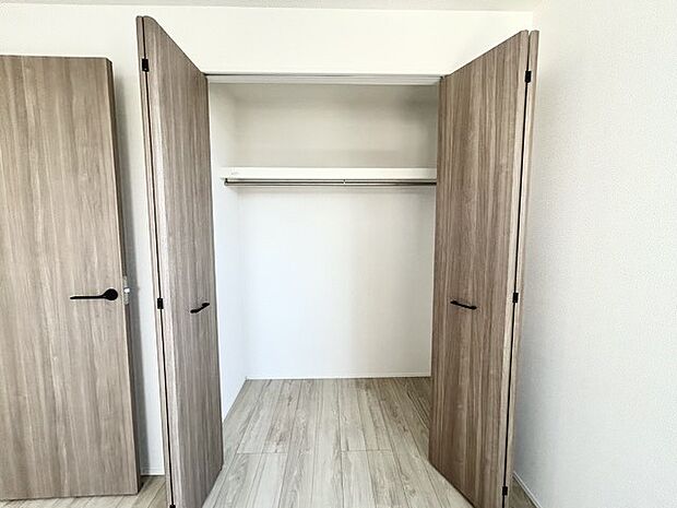 広々収納で、仕事着、普段着をまとめて収納できます。