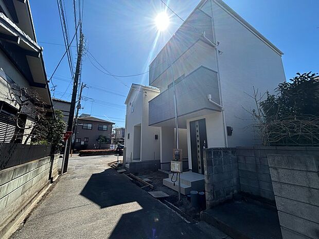 戸建てが立ち並ぶ静かな住宅街。四季折々の移り変わりを感じながら自然と楽しみ、暮らす、そんな毎日を日々の中で感じられる住環境