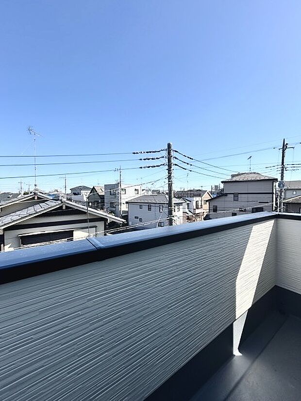 陽ざしが差込む明るいバルコニー。奥行きのあるバルコニーはお洗濯時に助かります。