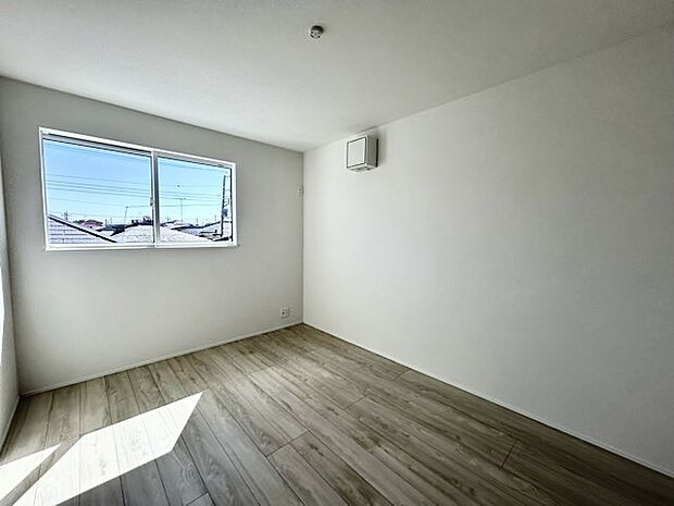 どんな家具にでも相性が良い清潔感ある白色調のクロスを採用。主張しすぎない配色、耐久性にも優れた床材は日々のメンテナンスも楽に、快適に過ごして頂けるよう考えられています。